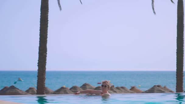 Woman Enjoying Infinity Pool Seafront — Stock Video