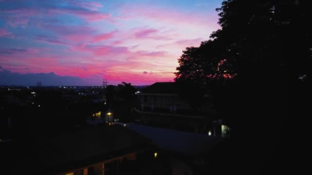 フルHd 1080Pを使用してバリの住宅や夕日と夜Denpasar市のためのシネマティックドローン映像 — ストック動画