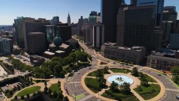 Flygfoto Logan Circle Philadelphia Med Skyline Bakgrunden — Stockvideo