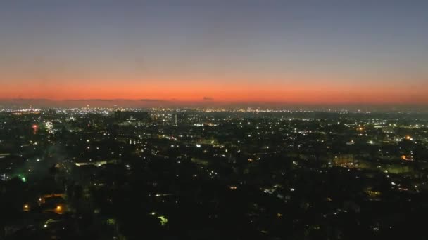 花火の空中飛行が都市のスカイライン上に爆発しました背景に美しい夕日 — ストック動画