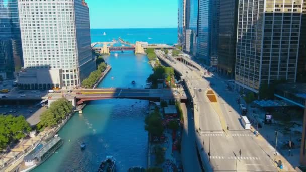 伊利诺伊州芝加哥市中心的人行道上的俯冲空中拍摄 午后照明 — 图库视频影像