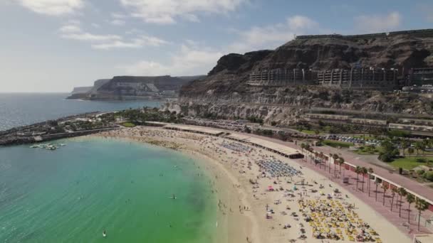 在西班牙加那利群岛大加那利群岛的Playa Amadores沙滩上晒太阳和欣赏阳光的人们 空中前方 — 图库视频影像