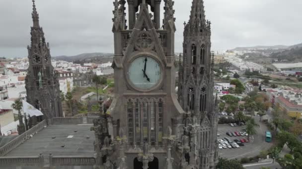 Drone Voando Perto Torre Relógio Igreja San Juan Bautista Arucas — Vídeo de Stock