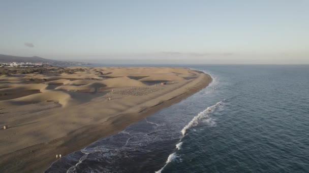 Güzel Kum Tepeleri Dalgaları Kıyıya Vuran Boş Kumsal — Stok video