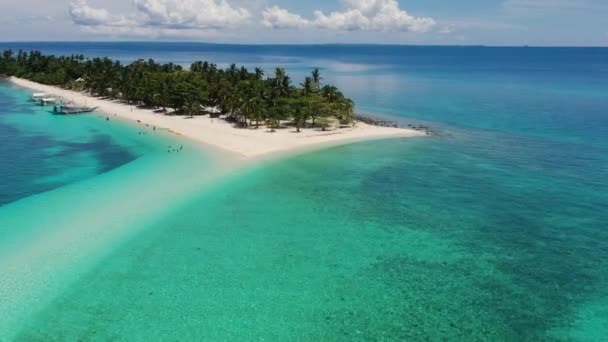 ターコイズブルーの海水浴場とフィリピンのカランガマン島の見える砂州を飛んでいます 前方空中射撃 — ストック動画