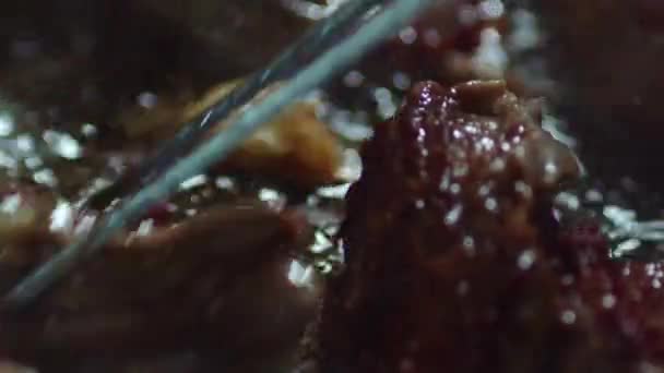 Tenedor Voltea Los Trozos Flanksteak Carne Fríe Una Sartén Aceite — Vídeo de stock