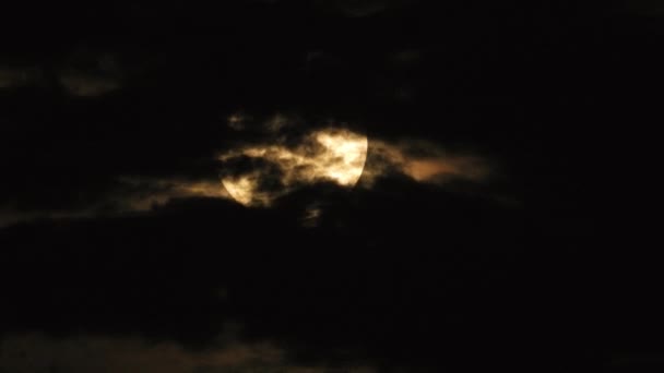 Ночные Облака Пролетают Яркой Лунной Вспышкой — стоковое видео