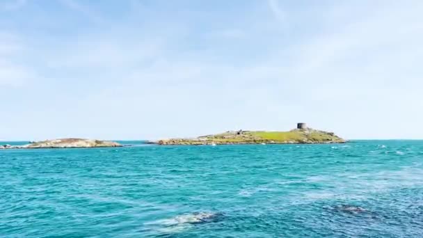 Dalkey Island Com Ruína Igreja Torre Martello Belo Dia Ensolarado — Vídeo de Stock