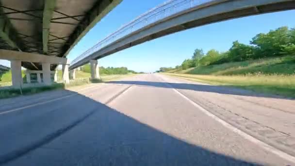 Pov Nolu Otobanda Illinois Kırsalından Geçerken Bir Üstyol Rampası Altında — Stok video