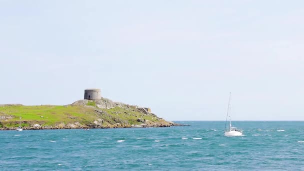 Piękny Słoneczny Dzień Dalkey Island Ruinę Kościoła Martello Wieży Oddali — Wideo stockowe