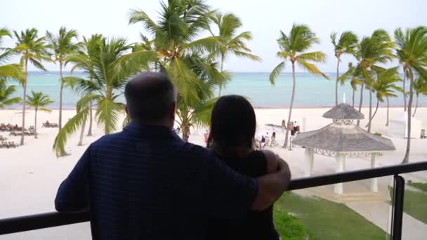 Mann Und Frau Genießen Die Strandlandschaft Vom Balkon Aus Urlaub — Stockvideo