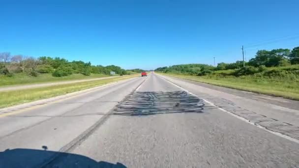 Pov Conduisant Sur Avenue Des Saints Travers Iowa Rural Approche — Video