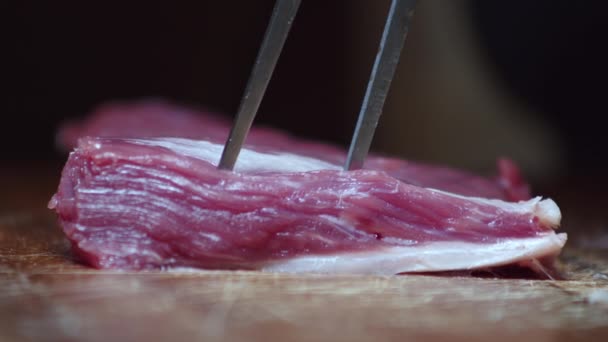 Usando Tenedor Cuchillo Para Cortar Trozo Delicioso Sangriento Filete — Vídeo de stock