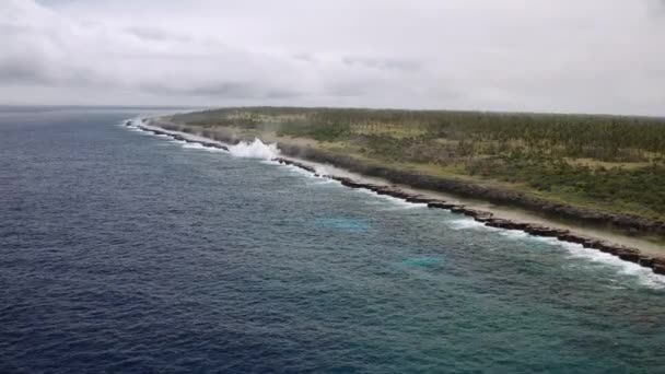 Dron Emergente Revelando Una Costa Escarpada Siendo Golpeada Con Grandes — Vídeo de stock