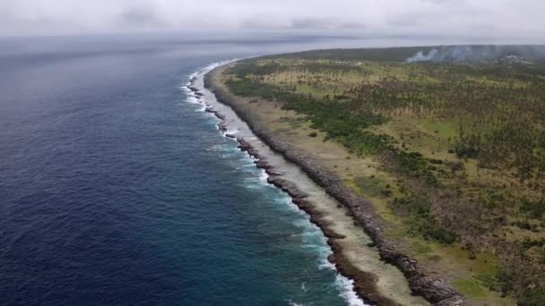 Högt Flyg Drar Tillbaka Längs Den Oländiga Kusten Tongatapu Waves — Stockvideo