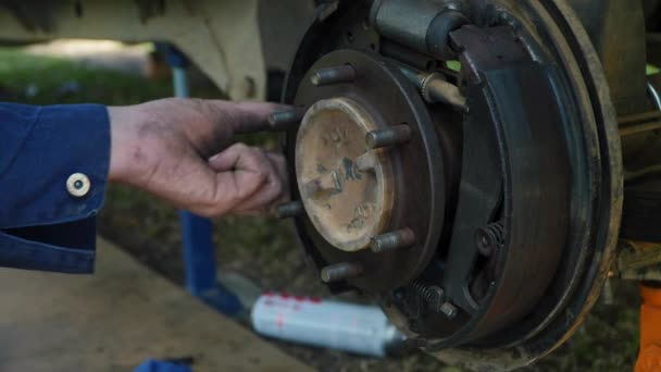 Brudne Ręce Mechanika Dostosowanie Hamulców Pojazdu Zbliżenie — Wideo stockowe