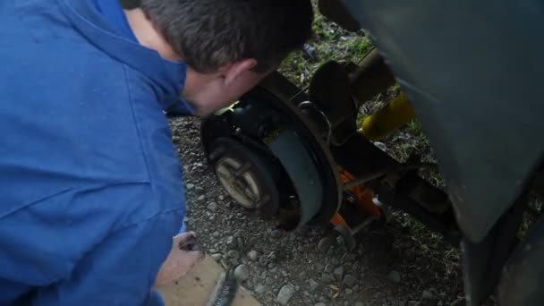 Mechaniker Blauen Mänteln Reparieren Bremsen Des Fahrzeugs Freien Wechseln Bremsbeläge — Stockvideo