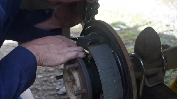 Die Hände Des Männlichen Mechanikers Der Freien Arbeitet Die Bremsen — Stockvideo