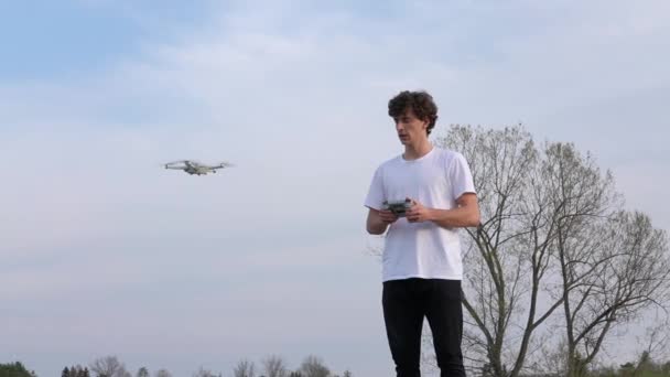 Jovem Homem Que Controla Drone Quadcopter Com Controlador Remoto Movimento — Vídeo de Stock