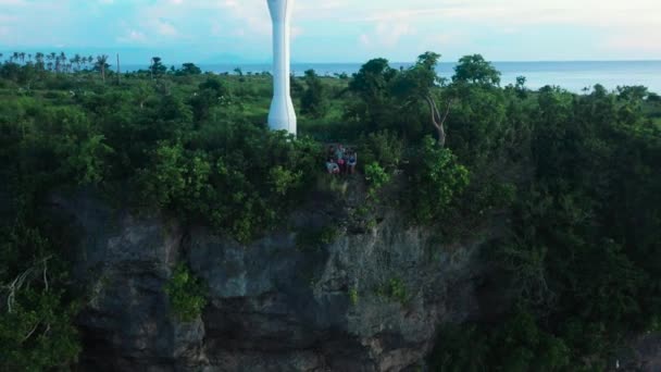 Turistas Borde Acantilado Escarpado Junto Torre Del Faro Isla Limawasa — Vídeos de Stock