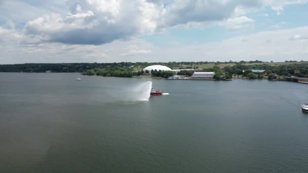 Luchtfoto Van Een Brandweerboot Die Een Test Open Water Doet — Stockvideo