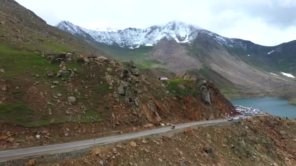 パキスタンのバブサル峠の山峠でのトゥクトゥクのドローンショット カガン渓谷の道路上のいくつかの車両で ワイドショット — ストック動画