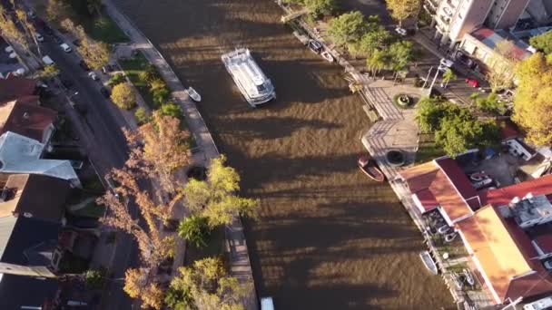 Flygfoto Vit Passagerarbåt Vatten Liten Kanal Tigre Buenos Aires Argentina — Stockvideo