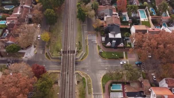 Demiryolu Köprüsünün Altından Geçen Arabaların Yavaş Çekim Görüntüsü Havadan — Stok video