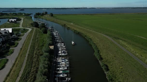 Drone Záběry Lodi Plující Přístavu Vesnice Numansdorp Nizozemsku — Stock video