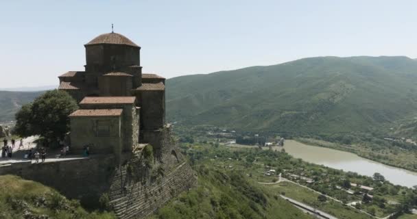 Летающий Джвари Монастырь Грузинский Православный Монастырь Вершине Горы Видом Мтквари — стоковое видео