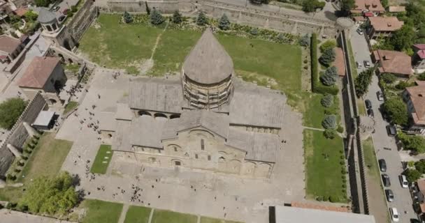 Turister Besök Ikoniska Ortodoxa Kyrkan Svetitskhoveli Katedralen Unescos Världsarvslista Den — Stockvideo