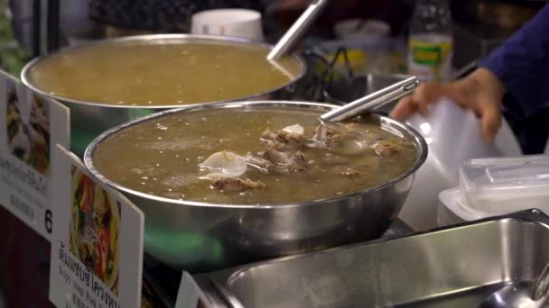 Grande Tigela Cozinhar Costelas Porco Picante Comida Asiática Bangkok — Vídeo de Stock