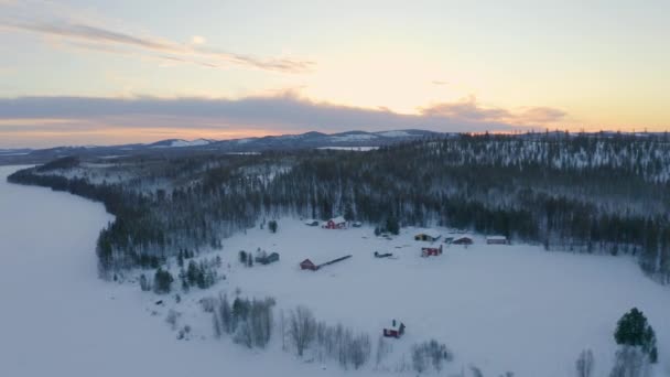 Vista Aerea Tranquilla Appartato Selvaggio Rurale Capanne Innevate Circondate Boschi — Video Stock