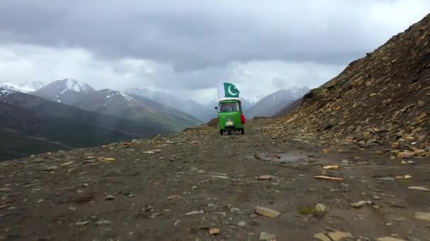 在巴基斯坦Babusar关口的Tuk Tuk Tuk公路上 Drone用几辆车在Kaghan山谷的公路上 在一条危险的石路上开枪射击 Tuk Tuk Tuk上方的几辆汽车暴露出宽子弹 — 图库视频影像