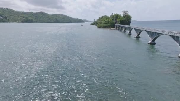 Летающий Над Заливом Самана Боковым Видом Мост Самана Доминиканской Республике — стоковое видео