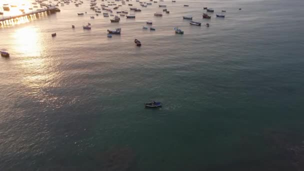 Vídeo Drone Barco Remar Oceano Muitos Barcos Ancorados Acima Dele — Vídeo de Stock