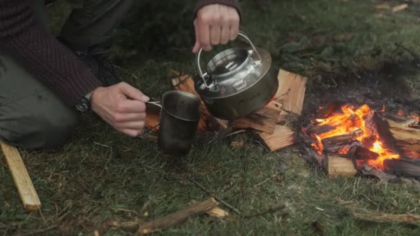 Ρίχνει Τσάι Ένα Φλιτζάνι Καντίνας Από Ένα Βραστήρα Eagle Στο — Αρχείο Βίντεο