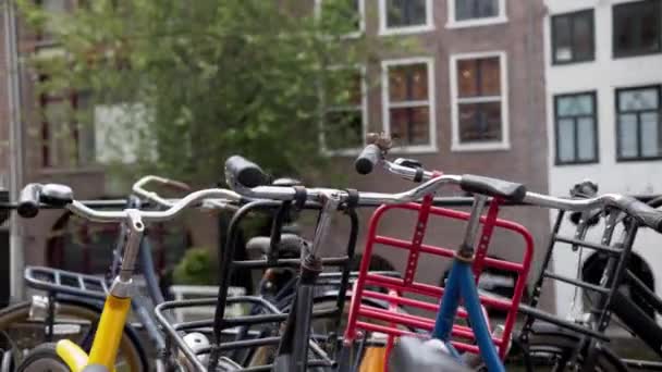 네덜란드의 거리에 세워져 자전거들 — 비디오