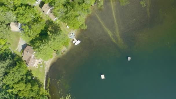 空中鸟瞰着被茂密的绿色植物环绕的湖边美丽的小屋 美国新罕布什尔州日落湖景尽收眼底 — 图库视频影像