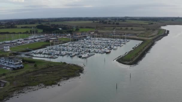 Wysoki Kąt Nad Zacumowanymi Łodziami Chłodny Jesienny Wieczór Bradwell Essex — Wideo stockowe