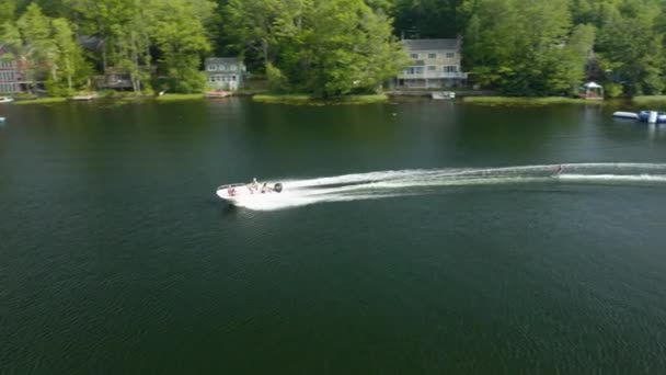 Luchtdrone Schot Een Waterskiër Wordt Getrokken Door Een Speedboot Met — Stockvideo