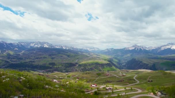 Telluride科罗拉多美国 4K科罗拉多州著名滑雪场的空中飞行员在落基山脉的美丽夏季多云天气下的度假胜地 — 图库视频影像