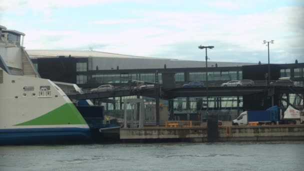 Fahrzeugverkehr Auf Große Handelsfähre Hafen Von Helsinki Verladen — Stockvideo