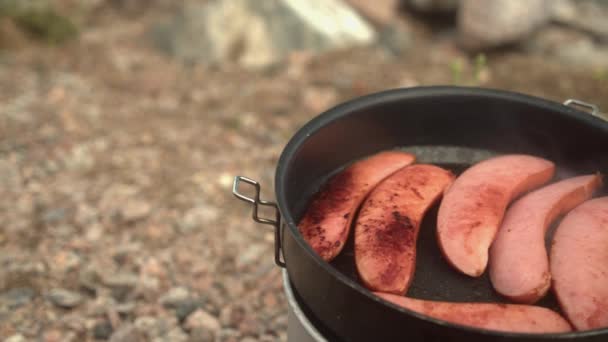 Tepat Sepanjang Panci Panas Goreng Sosis Memasak Kompor Kamp Luar — Stok Video