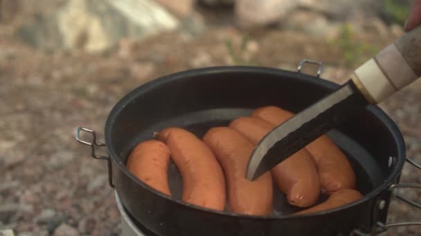 Sosisler Kızartma Tavasında Pişirilir Fırında Pişirilir Bıçakla Dürtülür — Stok video