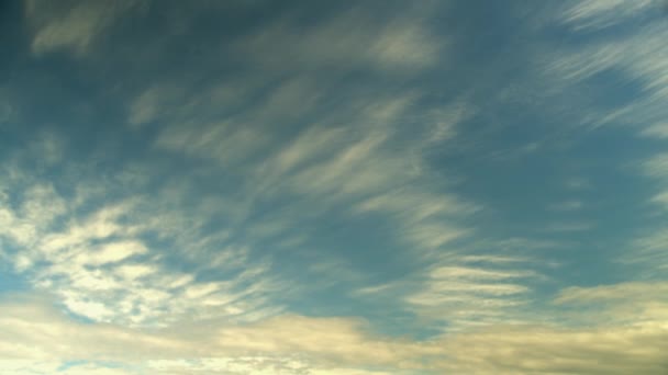 Las Nubes Cirros Nocturnos Mueven Lentamente Través Del Vibrante Cielo — Vídeo de stock