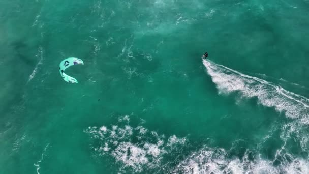 在南非好望角附近 空中小鸟看到一个风筝冲浪者在绿水中飞来飞去 动作缓慢 — 图库视频影像