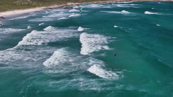 Ampla Foto Kite Surfista Pulando Fazendo Truques Mares Agitados Fora — Vídeo de Stock