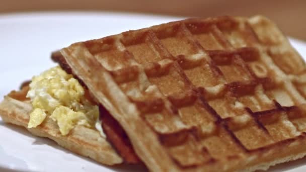 Gofres Hechos Sándwich Desayuno Con Huevos Revueltos Tocino Queso Crema — Vídeo de stock