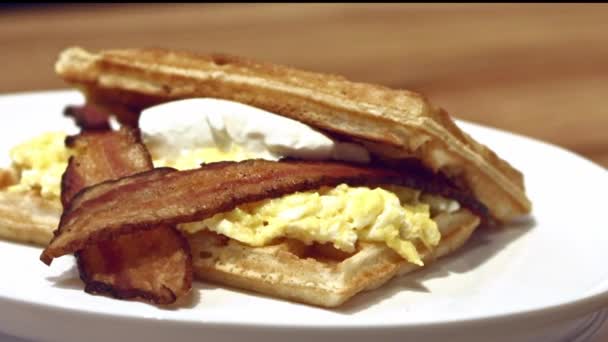 Sanduíche Pequeno Almoço Feito Com Waffles Ovos Mexidos Bacon Queijo — Vídeo de Stock